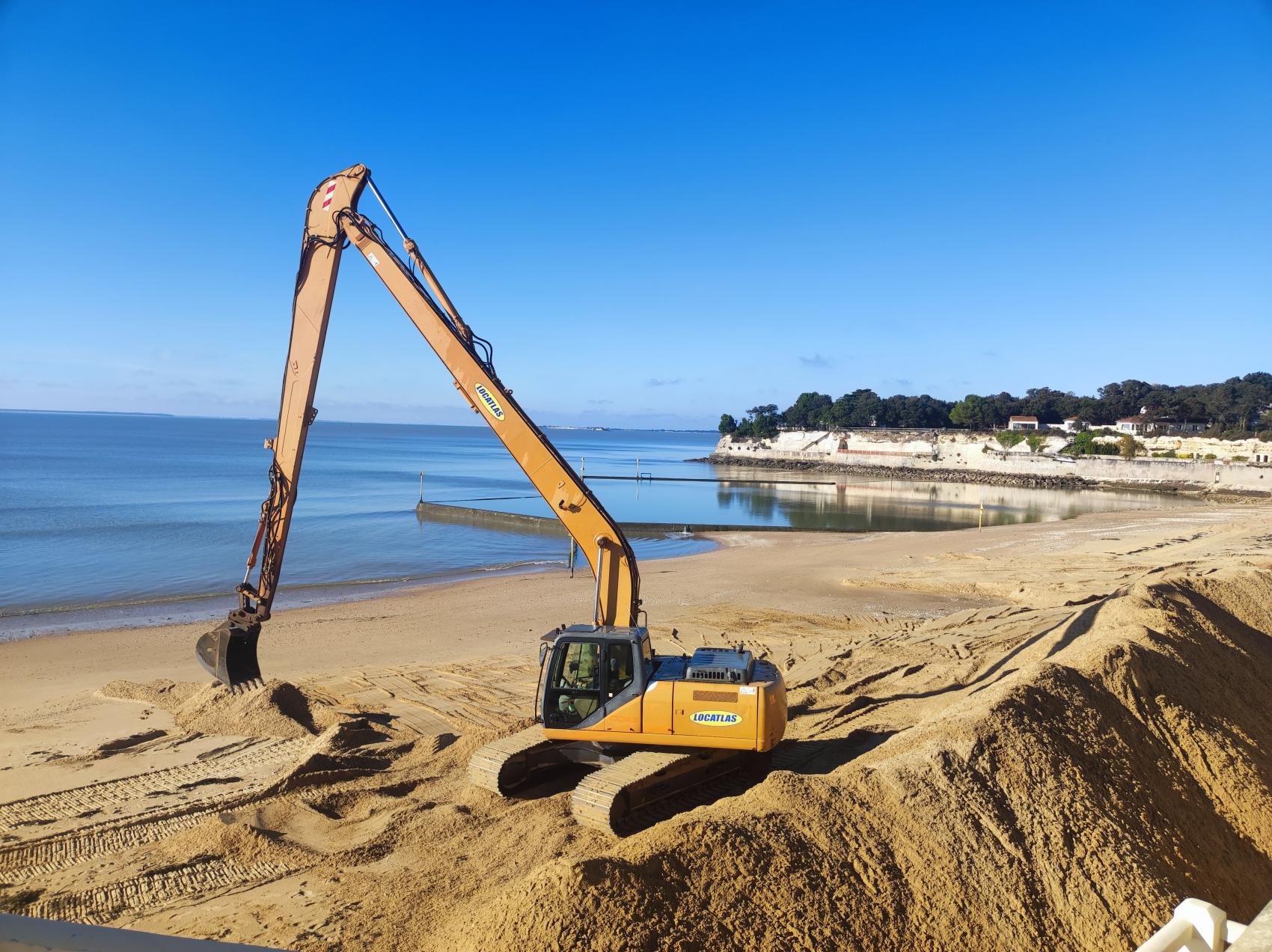 Travaux : Mise en place du merlon de sable annuel sur la plage Ouest